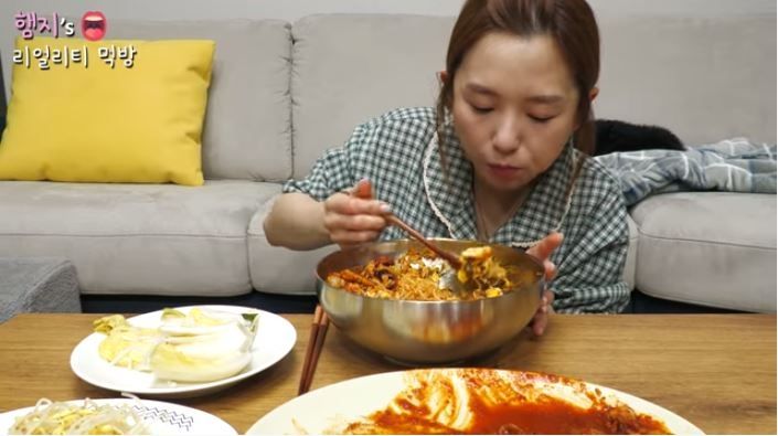 YouTuber Hamzy dipecat karena menyebut kimchi dan ssam berasal dari Korea (YouTube  []Hamzy)