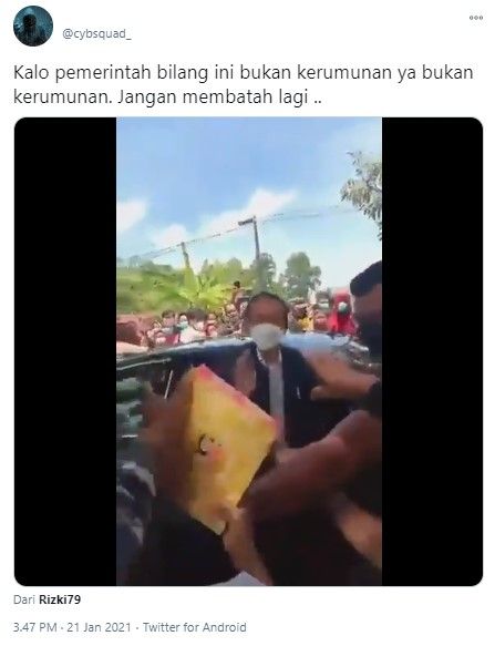 Warga berdesakan rebutan nasi kotak dari Jokowi (Twitter/cybsquad_)