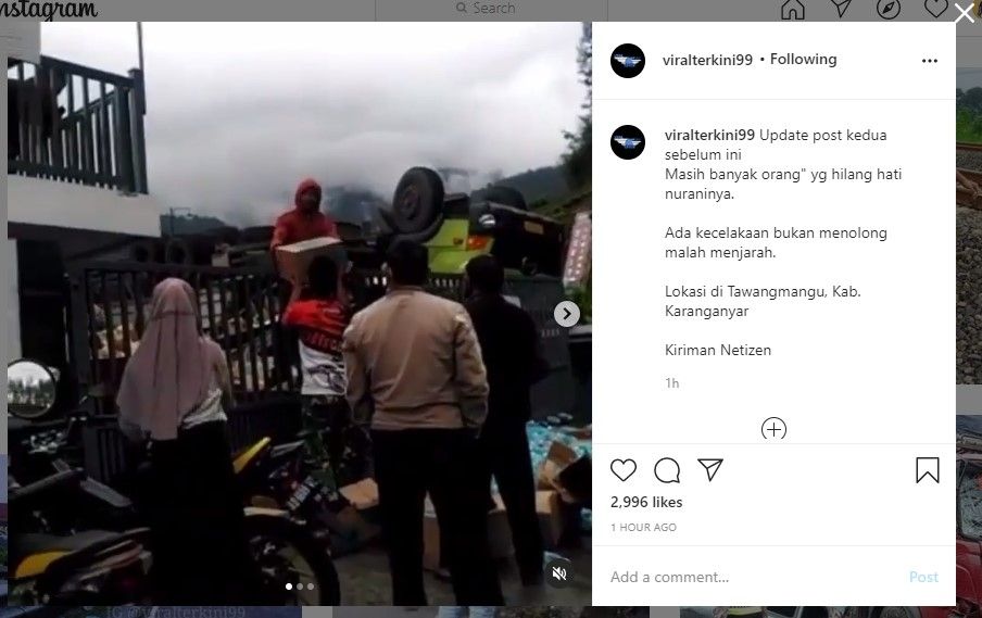 Warga sibuk jarah muatan truk yang terguling di Tawangmangu (IG/viralterkini99)