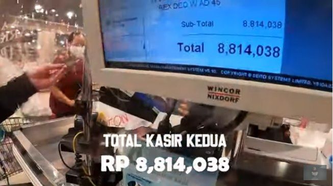 Nikita Mirzani belanja bulanan habis Rp18 juta bikin warganet heboh. (YouTube/Crazy Nikmir REAL)