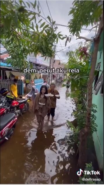 Gadis ini rela terobos banjir demi soto Banjar di pernikahan (TikTok @defirasap)