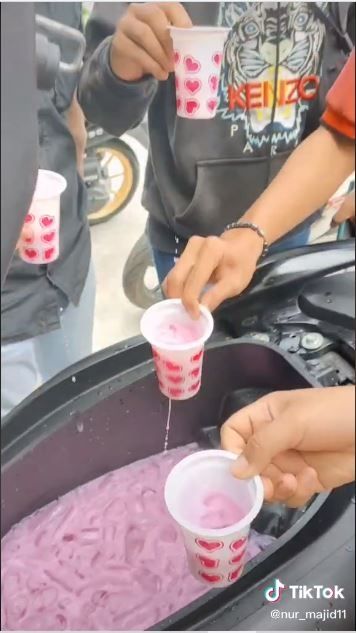 Buat minuman di bagasi jok motor (TikTok @nur_majid11)