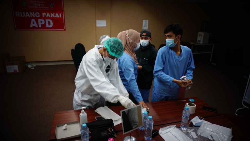 Vaksin Covid-19 Tenaga Kesehatan. (Suara.com/Muhammad Jehan Nurhakim)