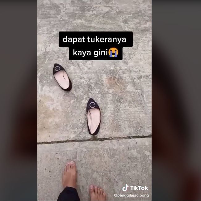 Video curhat pemuda kehilangan sandal saat salat jumat. (TikTok/panggilajacibong)