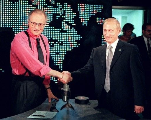 Penyiar Legendaris AS Larry King bersama Vladimir Putin. [AFP]