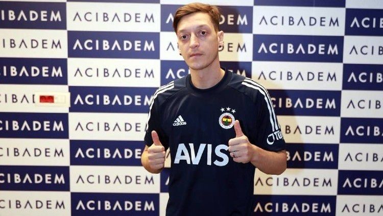 Mesut Ozil resmi berseragam Fenerbahce.(© twitter.com/Fenerbahce)