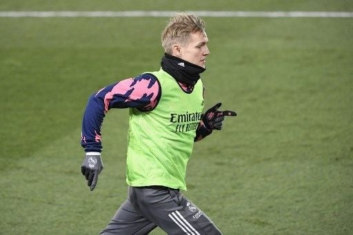 Gelandang Real Madrid Martin Odegaard melakukan pemanasan jelang laga kontra Shakhtar Donetsk di Grup B Liga Champions yang digelar Olimpiyskiy stadium, 1 Desember 2020. [Sergei SUPINSKY / AFP]