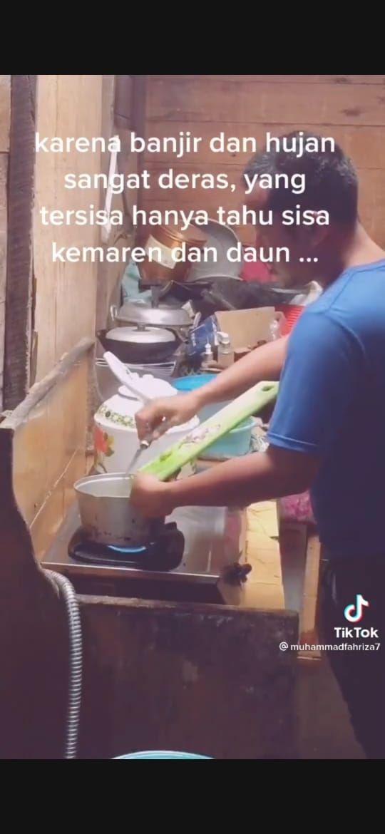 Haru, Suami Ini Masak Untuk Istri yang Baru Melahirkan di Tengah Banjir (TikTok/MuhammadFahriza7)