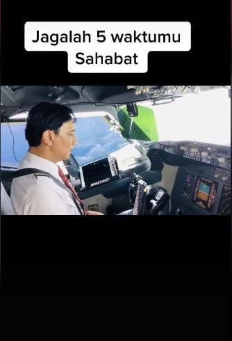 Pilot lakukan salat saat penerbangan. (Tiktok/@rfnoor737)