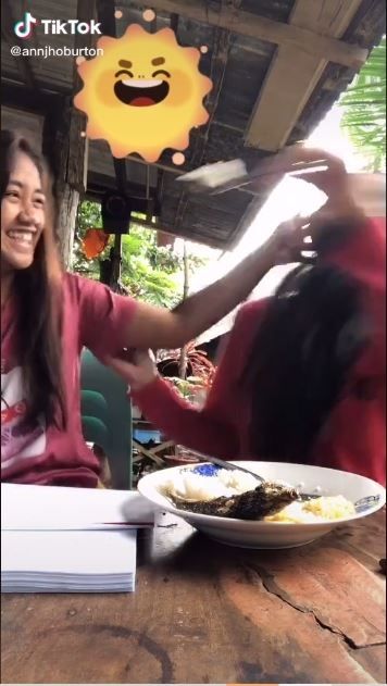 Niat baik suapi temannya, wanita ini malah kena petaka (TikTok @annjhoburton)