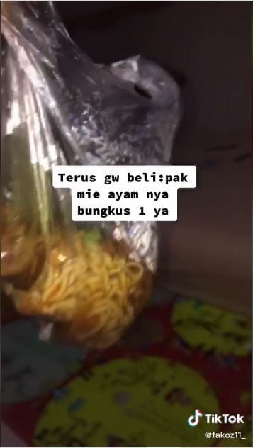 Mi ayam dengan bungkus plastik kresek (TikTok @fakoz11_)