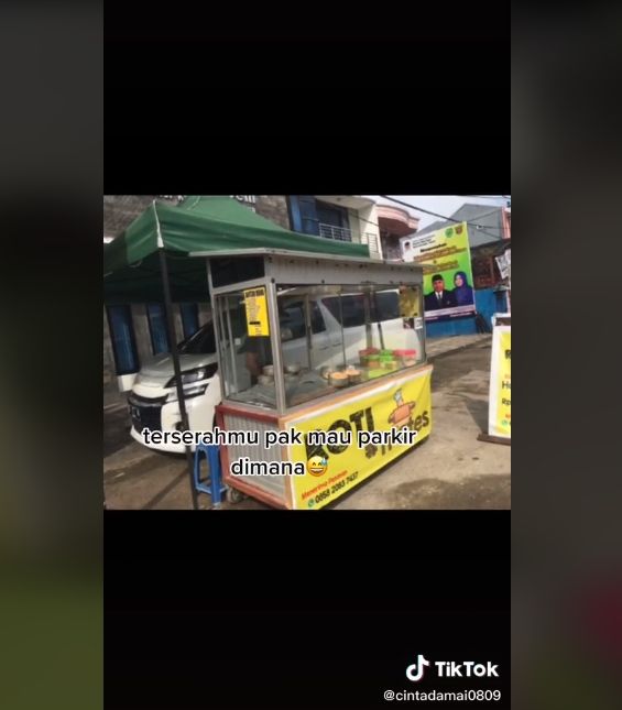 Video curhat penjual roti soal pelanggan 'sopan'. (TikTok/cintadamai0809)