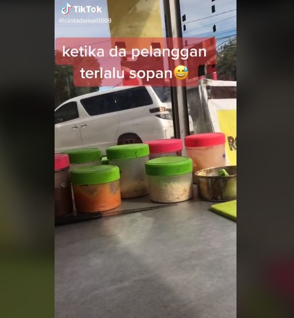 Video curhat penjual roti soal pelanggan 'sopan'. (TikTok/cintadamai0809)