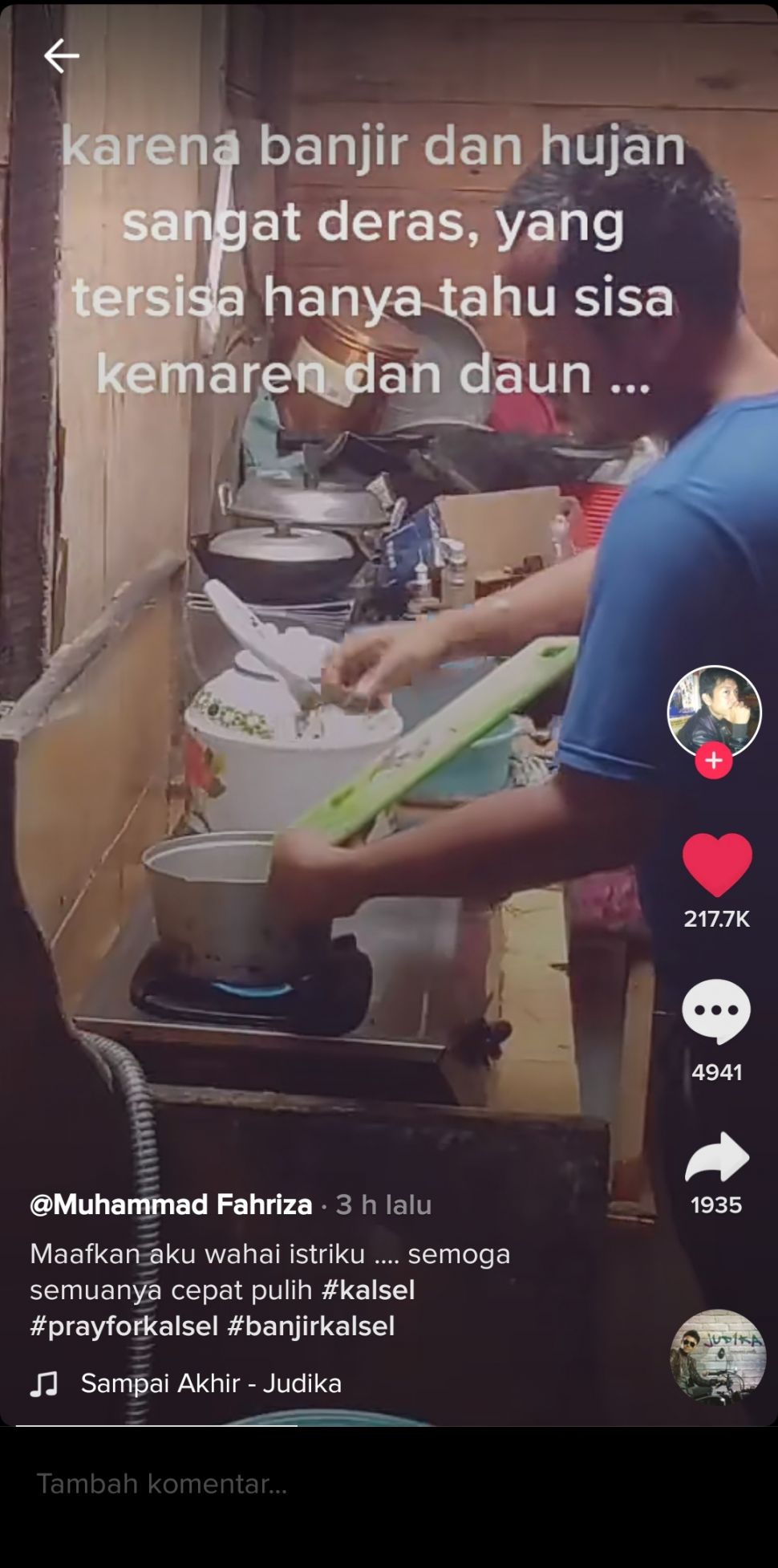 Pria ini memasak di tengah banjir untuk istrinya yang baru melahirkan (TikTok @muhammadfahriza7)
