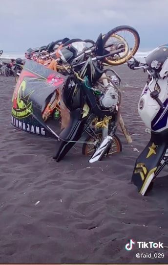 Parkir geng motor di pantai. (Tiktok)