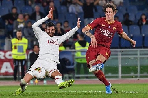 Bek AC Milan Mateo Musacchio berebut bola dengan pemain AS Roma Nicolo Zaniolo dalam laga Serie A Italia, pada 27 Oktober 2019. [AFP]