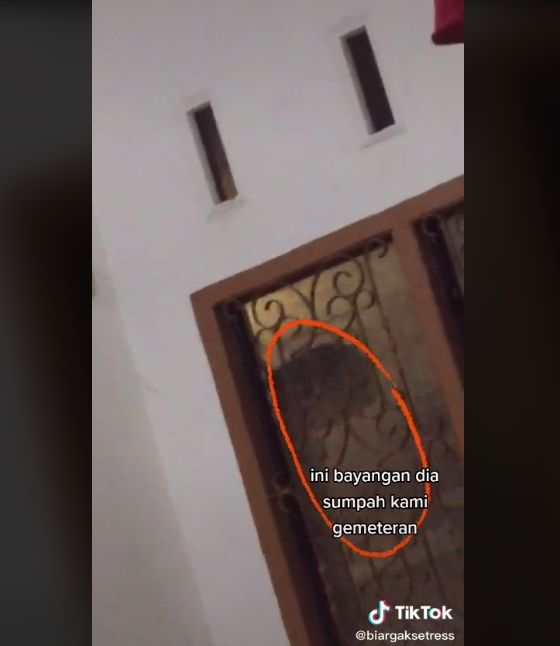 Video curhatan gadis begadang hingga jam 1 malam di kos. (TikTok/biargaksetress)