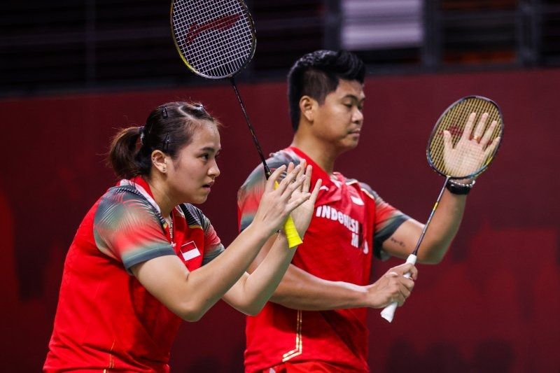 Ganda campuran Indonesia Praveen Jordan/Melati Daeva Oktavianti menaklukkan pasangan unggulan pertama asal Inggris Marcus Ellis/Lauren Smith dengan skor 22-20, 21-19 pada laga penyisihan kedua Grup A BWF World Tour Finals yang digelar di Impact Arena, Bangkok, Thailand, Kamis (28/1/2021). (ANTARA/Badmintonphoto/BWF/Erika Sawauchi)