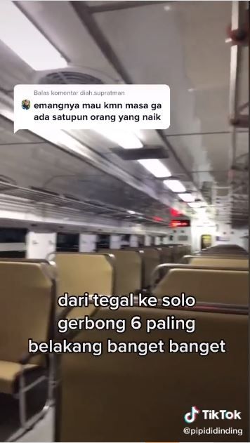 Wanita ini duduk sendirian di gerbong kereta (TikTok @pipididinding)