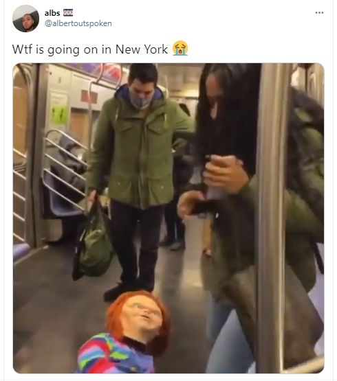 Video sosok Chucky serang wanita tak bermasker di kereta. (Twitter/albertoutspoken)