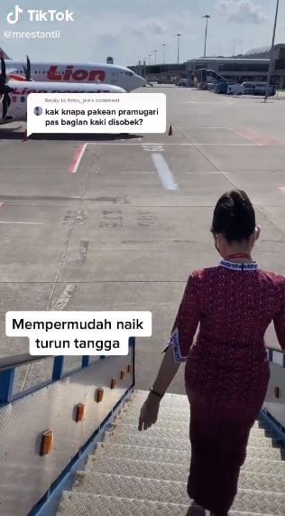 Bukan Gegayaan, Alasan Rok Pramugari Harus Dirobek Ini Menyentuh Hati. (TikTok/@mrestanti)