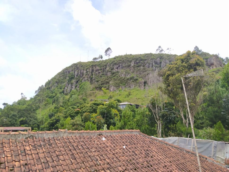 Tepat di bawah Gunung Batu ini dilewati oleh Sesar Lembang. [Suara.com/Ferrye Bangkit Rizki]