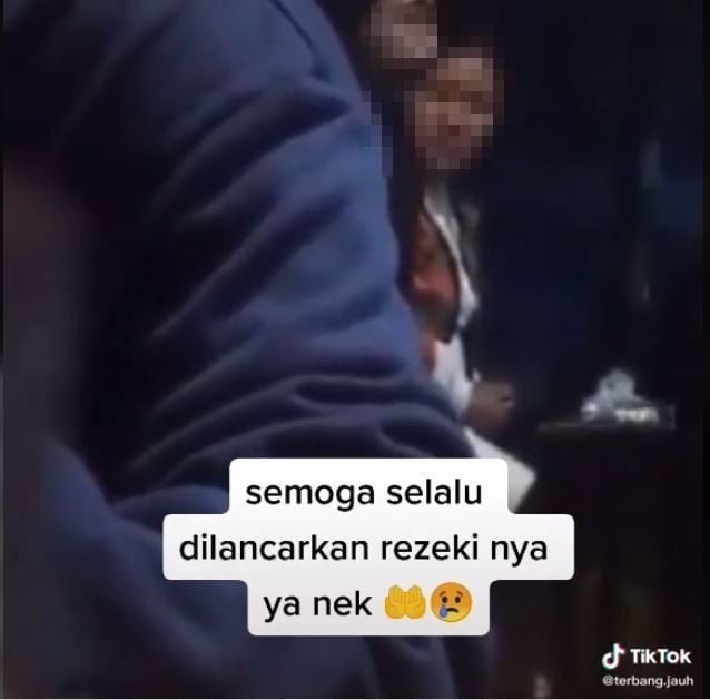 Seorang wanita memaki nenek penjual roti (TikTok @terbang.jauh)