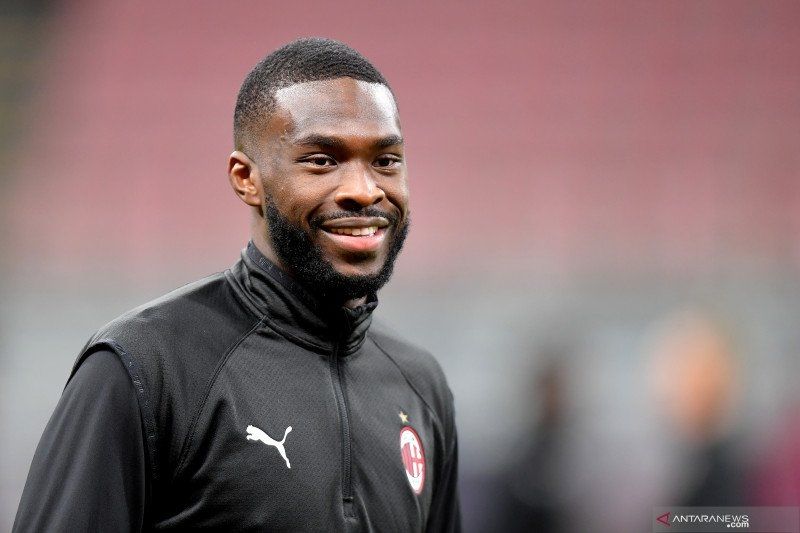 Bek AC Milan Fikayo Tomori sebelum pertandingan Liga ITalia melawan Atalanta di Stadion Giuseppe Meazza, Milan, 23 Januari 2021. (ANTARA/REUTERS/DANIELE MASCOLO)