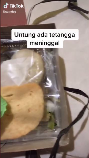 Pria ini sebut 'untung' ada tetangganya yang meninggal karena dapat nasi kotak (TikTok @sa.ndez)