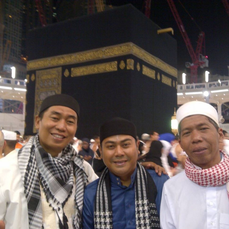 Murfi Sembako saat umrah bareng Yadi Sembako dan Kiwil. [Instagram]