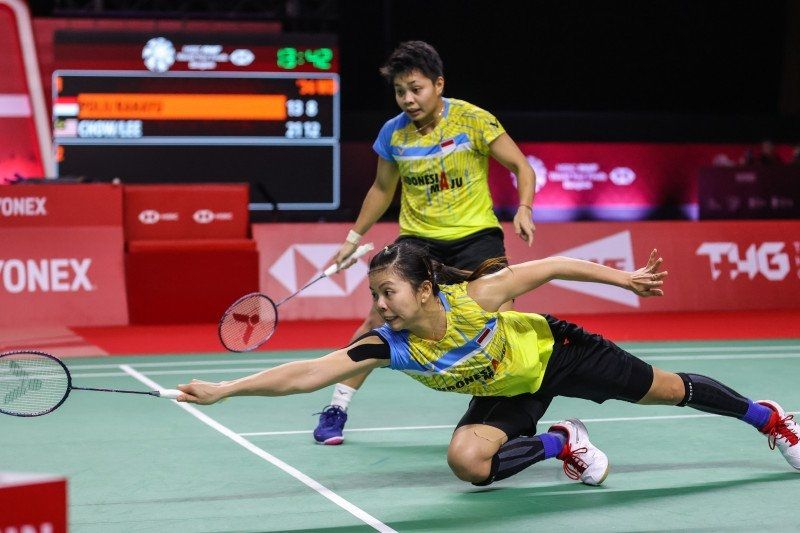 Ganda putri Indonesia Greysia Polii/Apriyani Rahayu gagal ke semifinal setelah ditaklukkan pasangan Malaysia Chow Mei Kuan/Lee Meng Yean dengan skor 13-21, 17-21 pada laga penyisihan terakhir Grup A BWF World Tour Finals yang digelar di Impact Arena, Bangkok, Thailand, Jumat (29/1/2021). (ANTARA/Badmintonphoto/BWF/Erika Sawauchi)