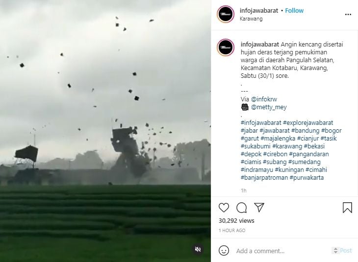 Video angin kencang hantam Pangulah Selatan, Karawang, Sabtu (30/1/2021) sore. (Instagram/infojawabarat)