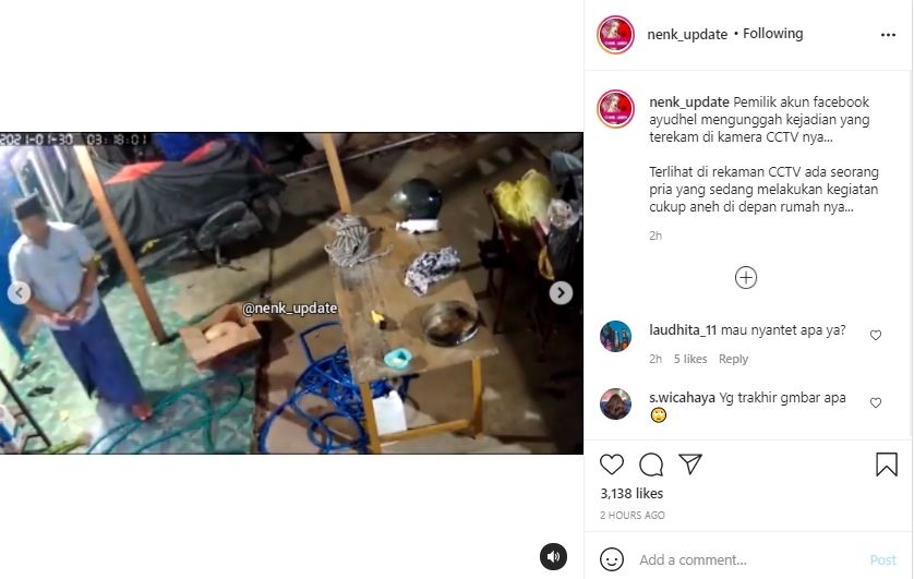 Video rekaman CCTV pria tabur benda aneh di teras rumah. (Instagram/nenk_update)