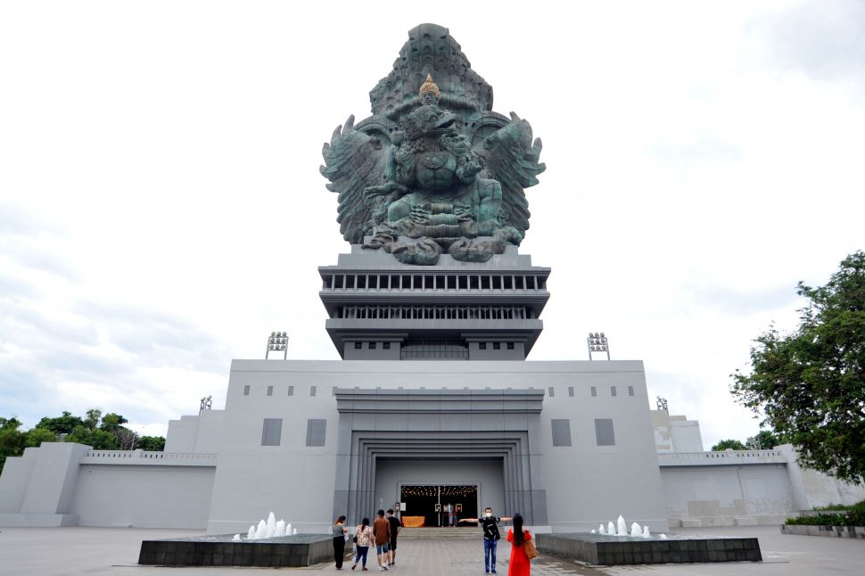 Wisatawan mengunjungi kawasan Garuda Wisnu Kencana (GWK) Cultural Park di Badung, Bali, Sabtu (30/1/2021). [ANTARA FOTO/Fikri Yusuf]