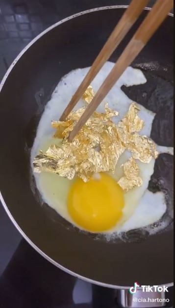Telur ceplok bertabur emas (TikTok @cia.hartono)