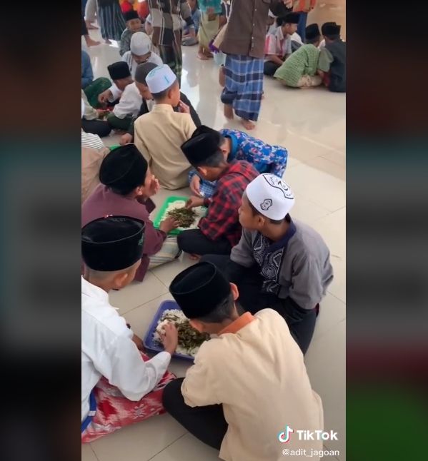 Video santri lahap makan nasi kangkung. (TikTok/adit_jagoan)