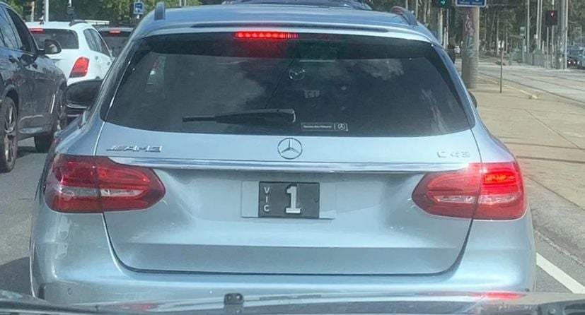 Mobil dengan plat nomor istimewa. (Instagram/@heritageplates)