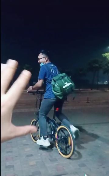 Viral pria gowes ke Purwokerto dari Tangerang. (Tiktok/@manzghostcasters)