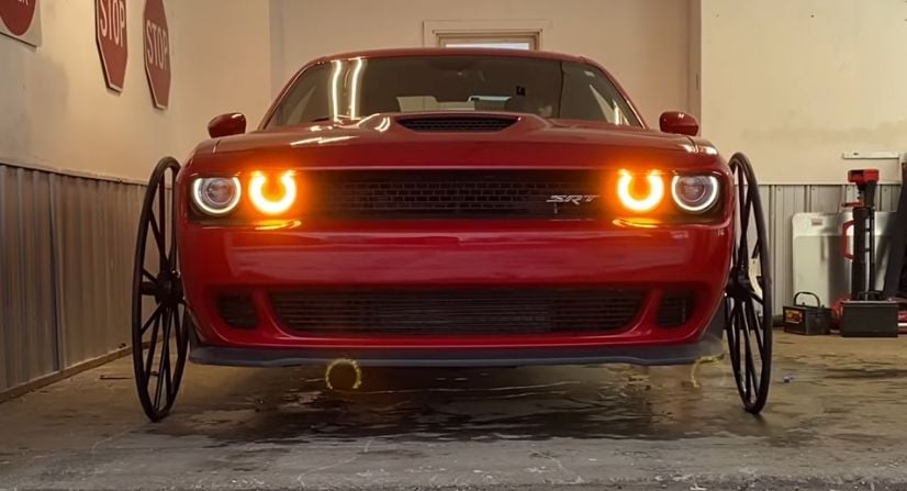 Dodge Challenger Hellcat pakai ban dokar. (carscoops.com)