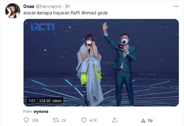 Nia Ramadhani dihujat saat membawakan acara TikTok Awards Indonesia 2020 bersama Raffi Ahmad. - (Twitter/@haronamd)