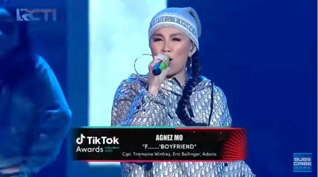 Agnez Mo membawakan lagu "Fuckin' Boyfriend" di TikTok Awards Indonesia 202. (YouTube/RCTI ENTERTAINMENT)