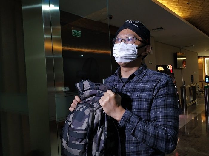 Permadi Arya alias Abu Janda usai diperiksa sebagai terlapor kasus rasisme di Bareskrim Polri. (Suara.com/M Yasir)
