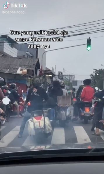 Pengendara mobil terganggu dengan asap knalpot vespa. (Tiktok/@bebeelaccc)