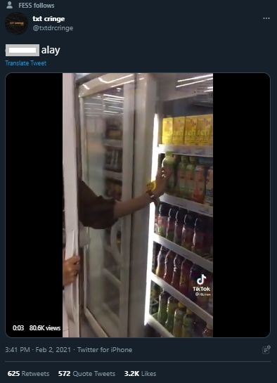 Kebangetan, remaja cicipi minuman kemudiam dikembalikan ke kulkas minimarket. (Twitter/@txtcringe)
