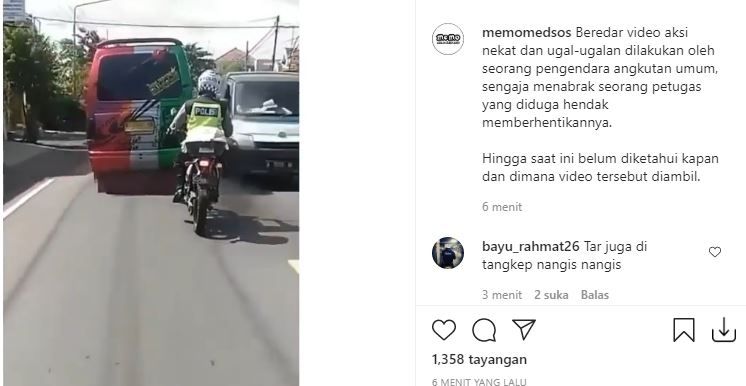 Viral video angkutan umum tabrak polisi. (Instagram/memomedsos)