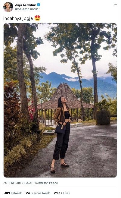 Anya Geraldine berpose di kawasan Borobudur, Magelang, Jawa Tengah - (Twitter/@Anyaselalubenar)