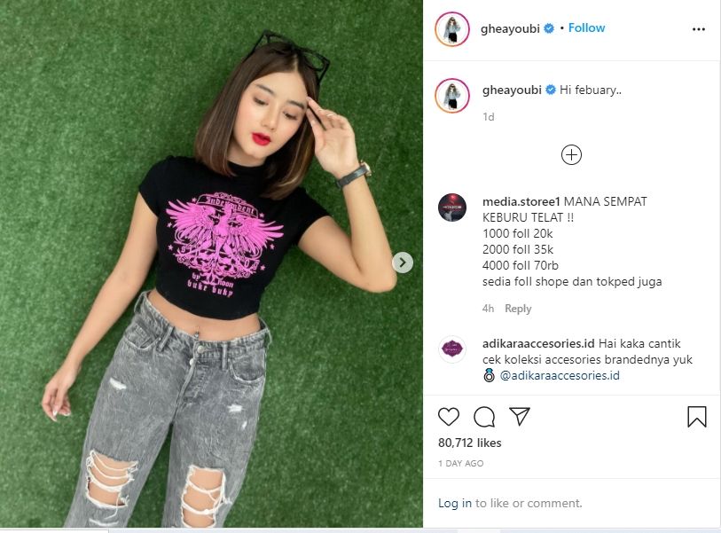Ghea Youbi tampil seksi kenakan kaus ketat. (Instagram/gheayoubi)