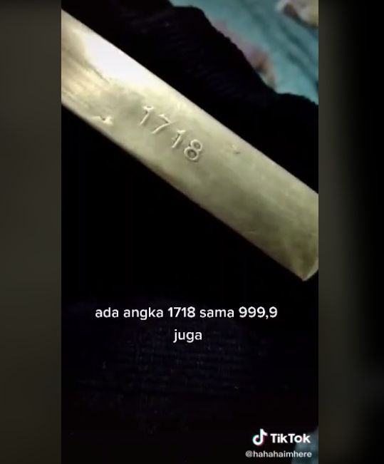 Video curhat pria temukan benda mirip emas batangan. (TikTok/hahaimhere)