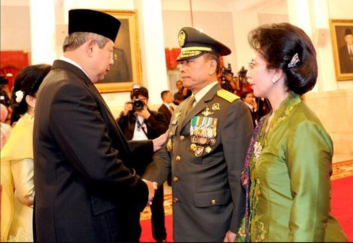Foto-foto kala Moeldoko diangkat SBY, yang notabene eks Ketua Umum PD sekaligus ayahanda AHY, sebagai Panglima TNI, tahun 2013. [Twitter/SBY]