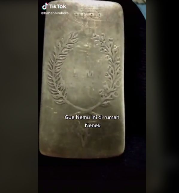 Video curhat pria temukan benda mirip emas batangan. (TikTok/hahaimhere)